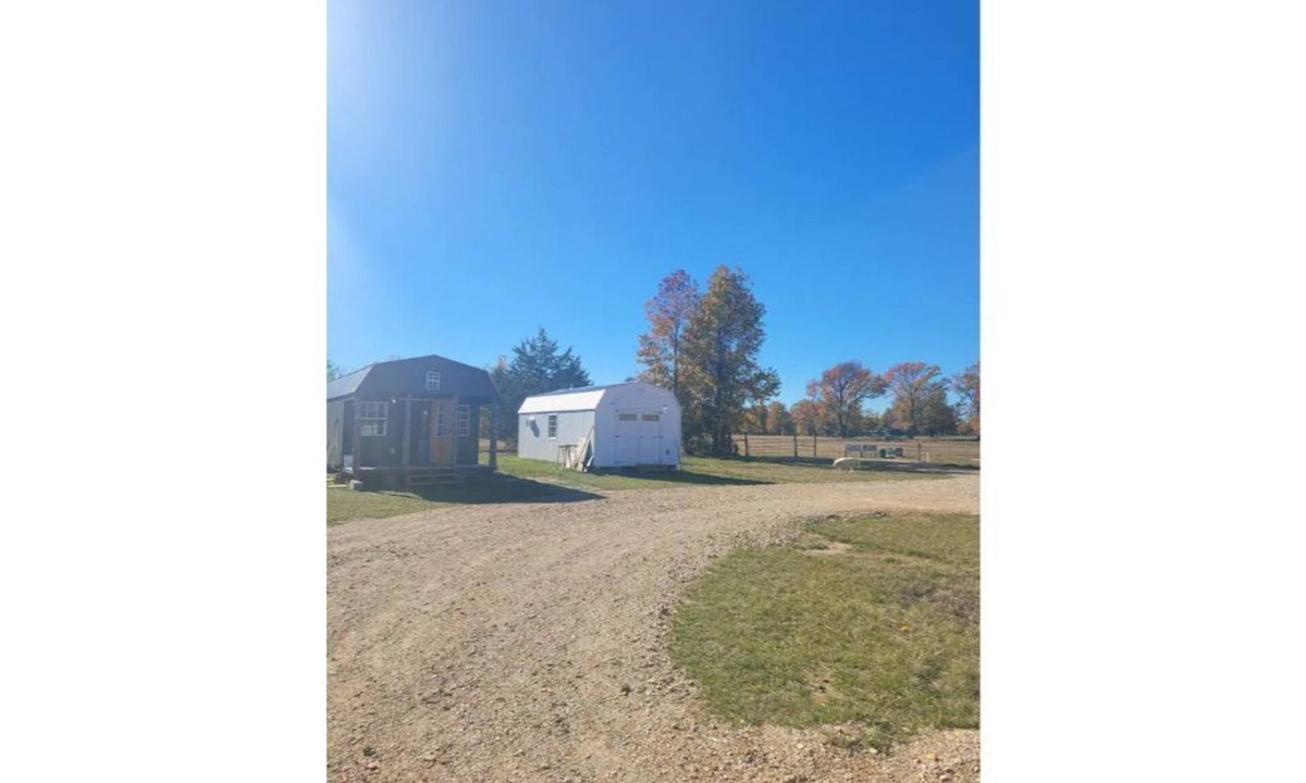 Winnsboro RV Rental | Rustic Bunk House!