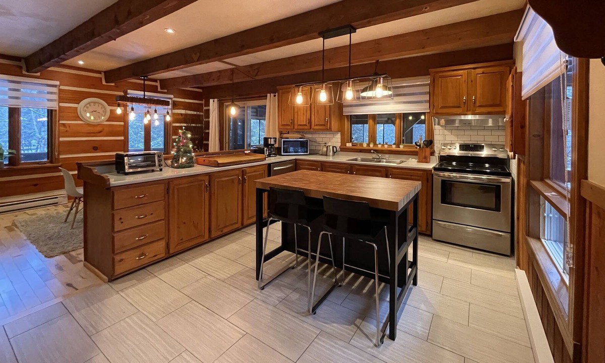 Saint-Faustin-Lac-Carre Cabin | Rustic log cabin with fireplace.