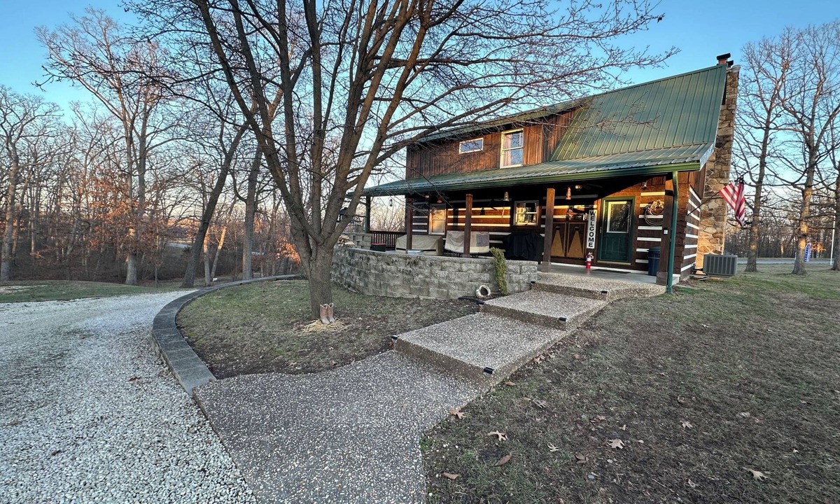 Owensville Cabin | Rustic Cabin/4-bed/Fireplace/Hot Tub/Bar Area