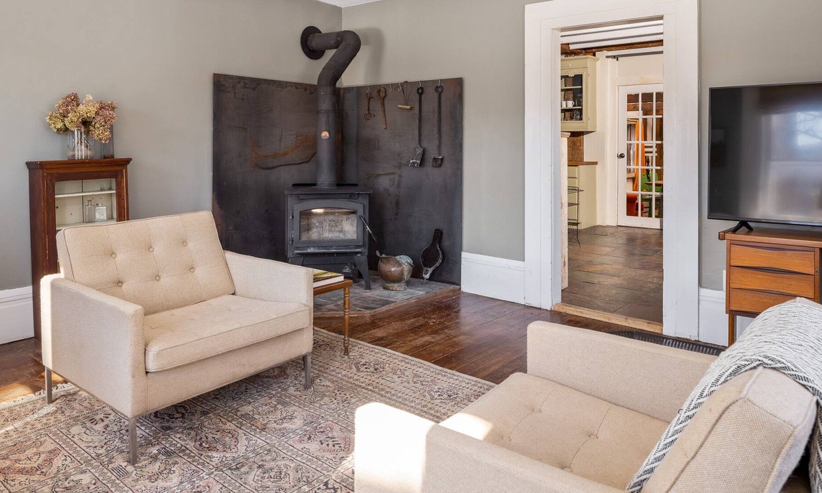 East Durham House | Rustic Cabin 5 Bedroom with Indoor Fireplace