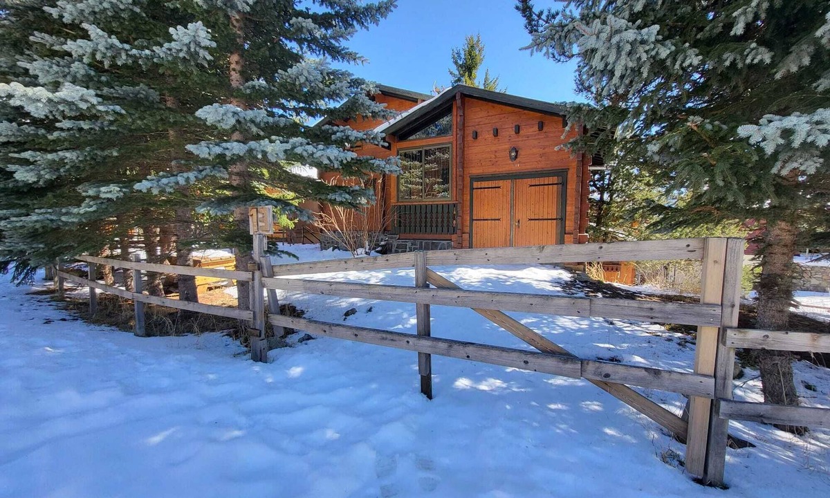 Pyrenees 2000 Apartment | Rustic Cabin for 8 People