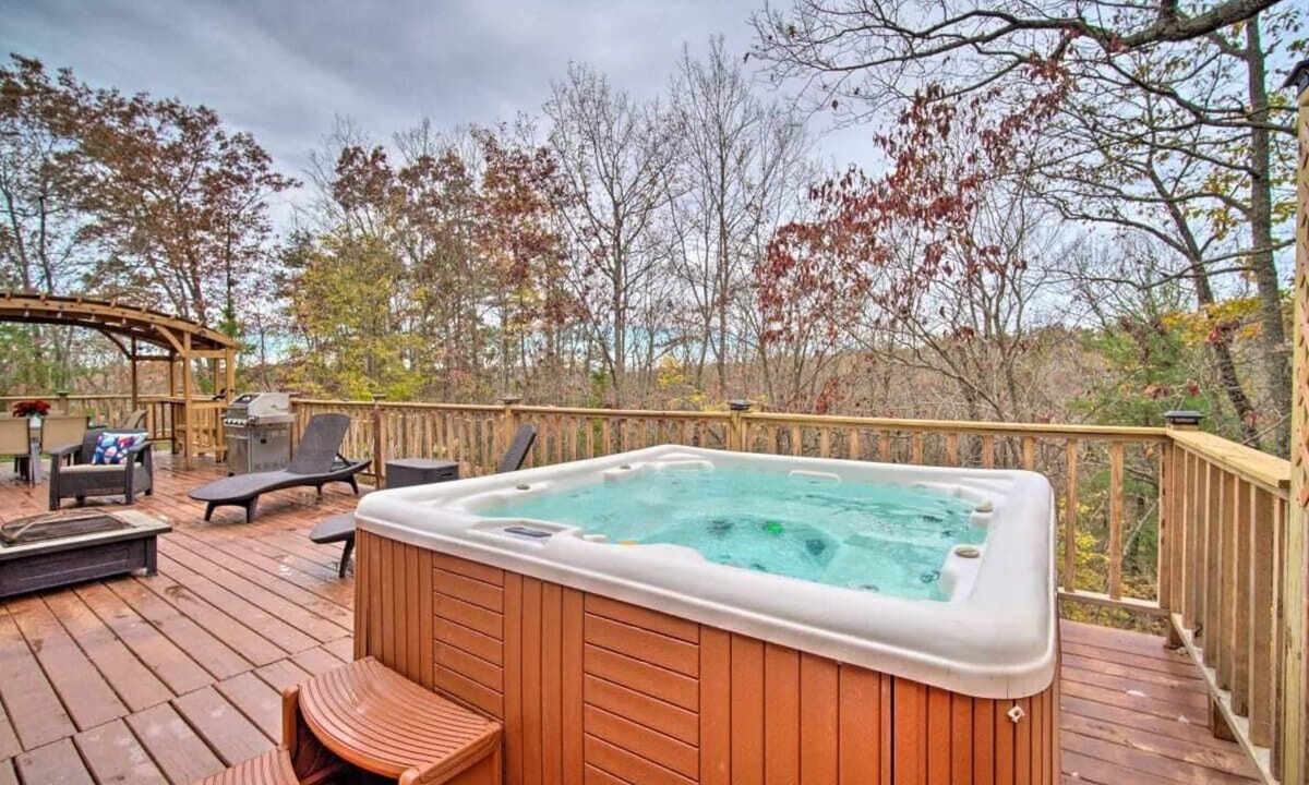 Ellijay Cabin | Rustic Cabin Near Carters Lake w/Private Hot Tub