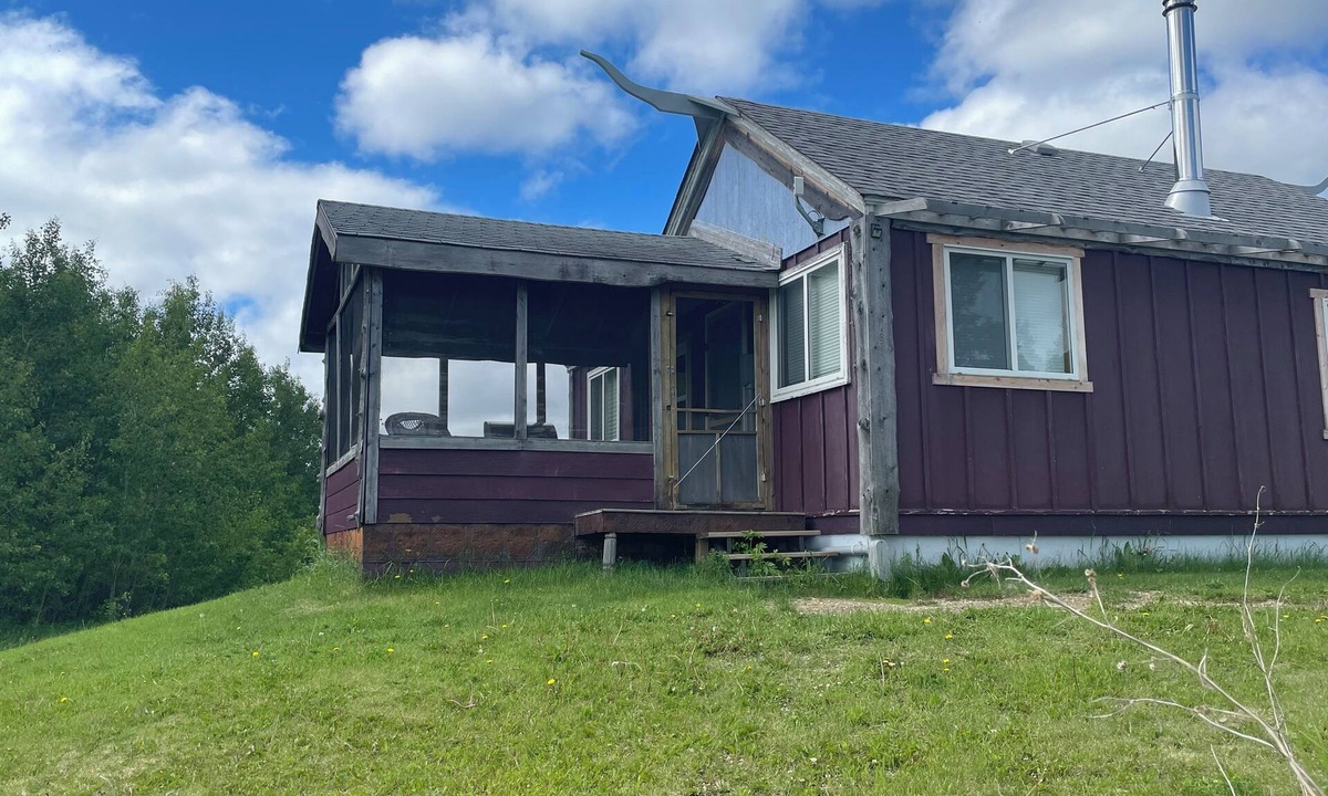 Erickson Cottage | Rustic cabin near RMNP with screened-in deck, meadow view, and wood stove