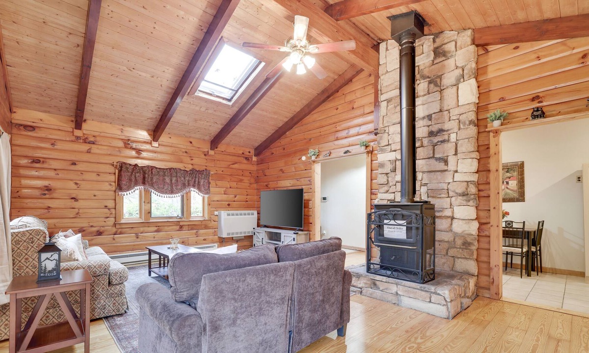 Mount Pocono Cabin | Rustic Cabin Retreat w