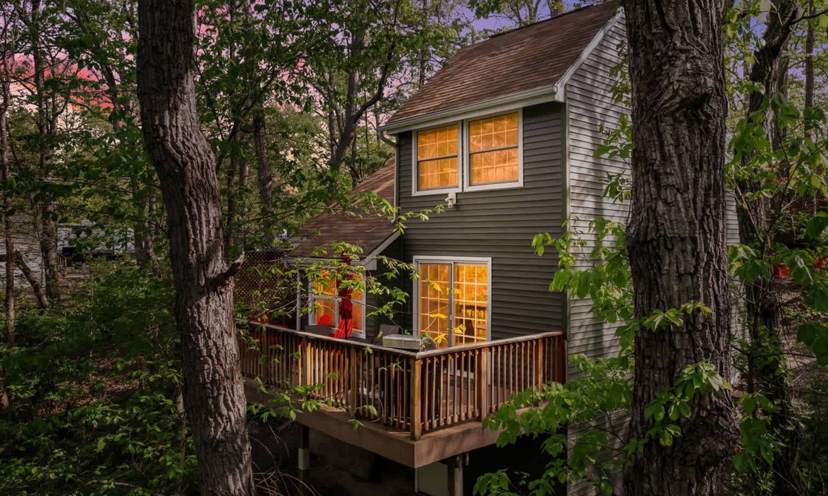 Ridgeway Cabin | Rustic cabin w/fireplace & fire pit