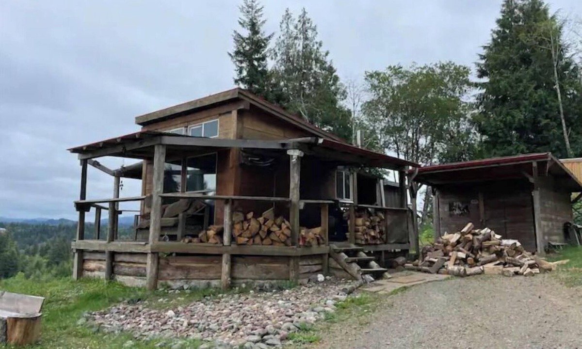 Bunker Hill Cabin | Rustic Cabin Wrap-around View