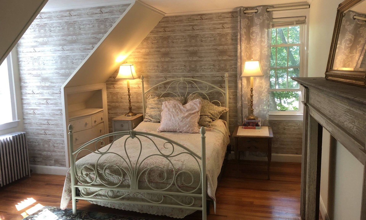 Unionville House | Rustic Cape by the Lake- 3 bedrooms