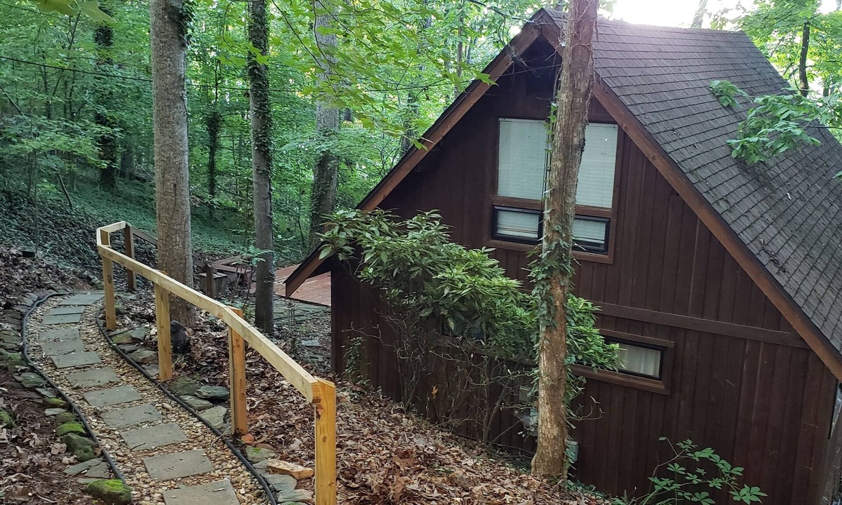 Gainesville Cabin | Rustic Cedar Cabin On Lake Lanier with Private Dock