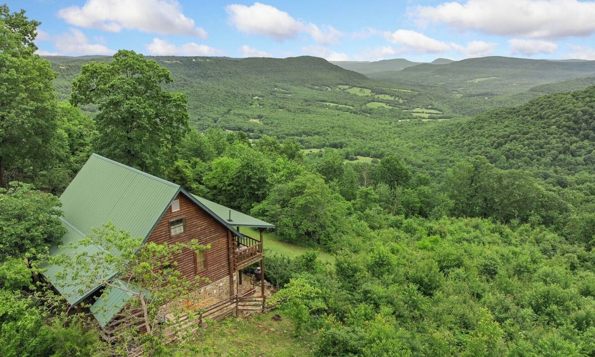 Jasper Cabin | Rustic Cedar Roost - Spectacular Views & Peaceful Escape for Families & Pets