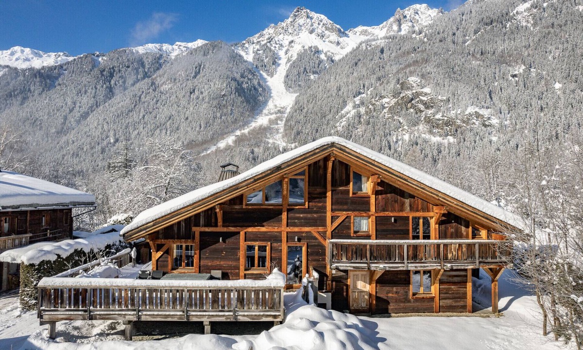 Les Praz-de-Chamonix Ski Chalet | Rustic Chalet with Hot Tub & Sauna