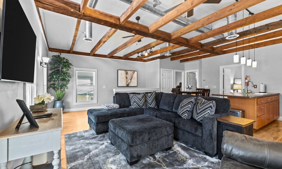 Old North End Apartment | Rustic Charm 2BR Downtown Burl.