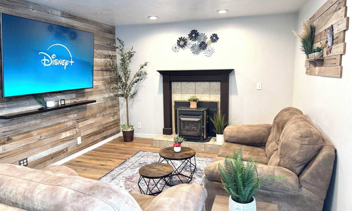West Jordan House | Rustic Charm, Cozy and Comfy Nearby Olympic Oval, Great Location