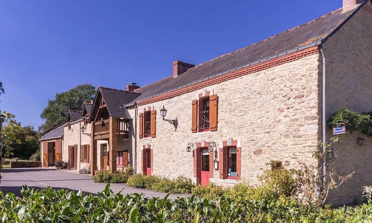 Bouvron Bed & Breakfast | Rustic Charm in Bouvron: Cozy Room, Private Ensuite, Child-Friendly Amenities & Fireplace Breakfast