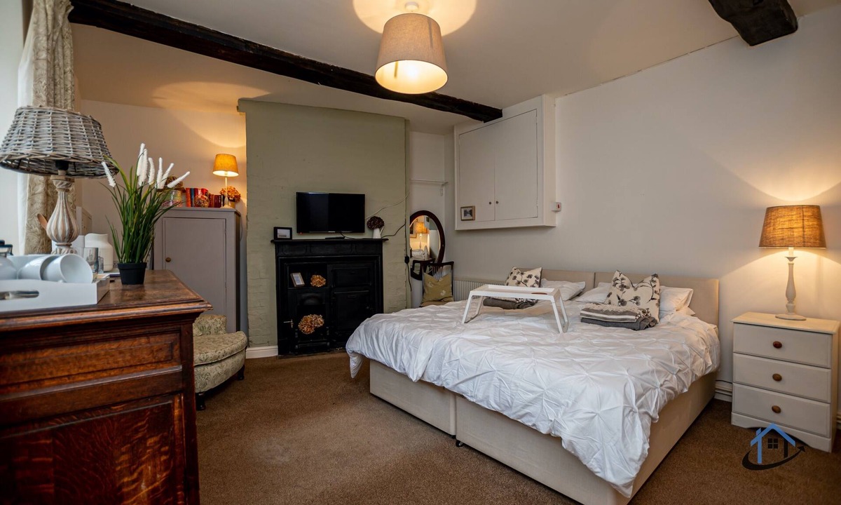 Caldecott Apartment | Rustic charm, king bed, en-suite, wi-fi, parking