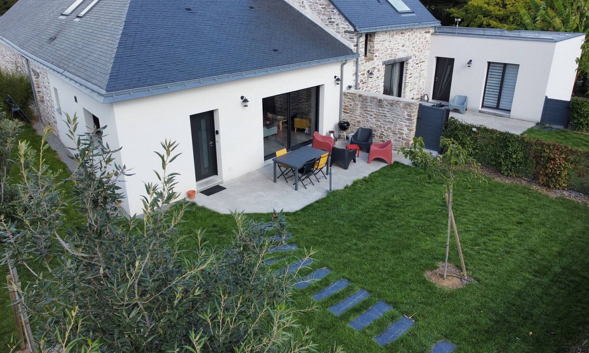 Nort-sur-Erdre Cottage | Rustic Charm: Renovated Barn near Nantes with Garden & Canal Access
