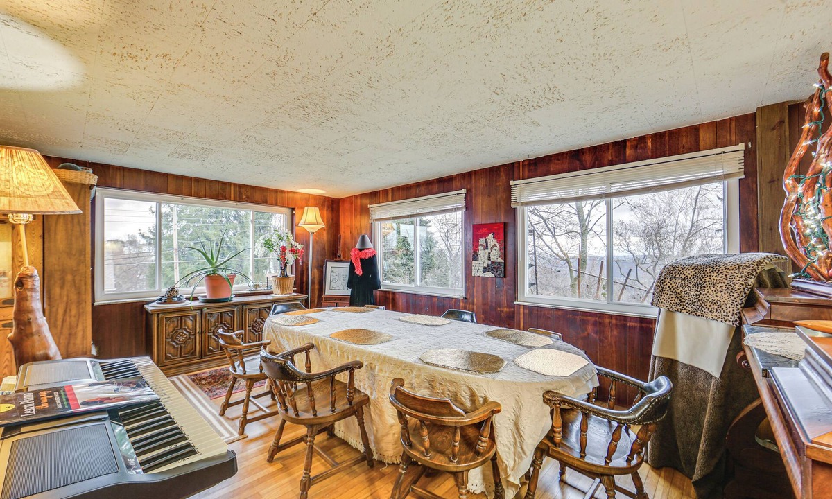 West Mifflin Apartment | ‘Rustic Chic’ Retreat: 4 Mi to Kennywood!