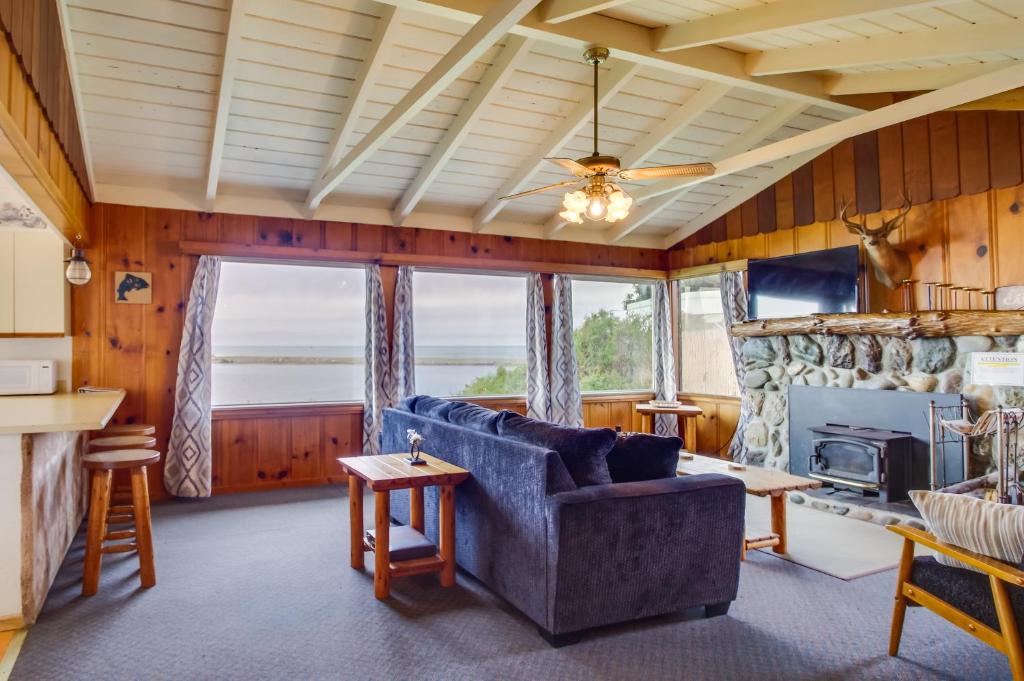 Smith River House | Rustic Coastal Smith River Cottage with Ocean Views!