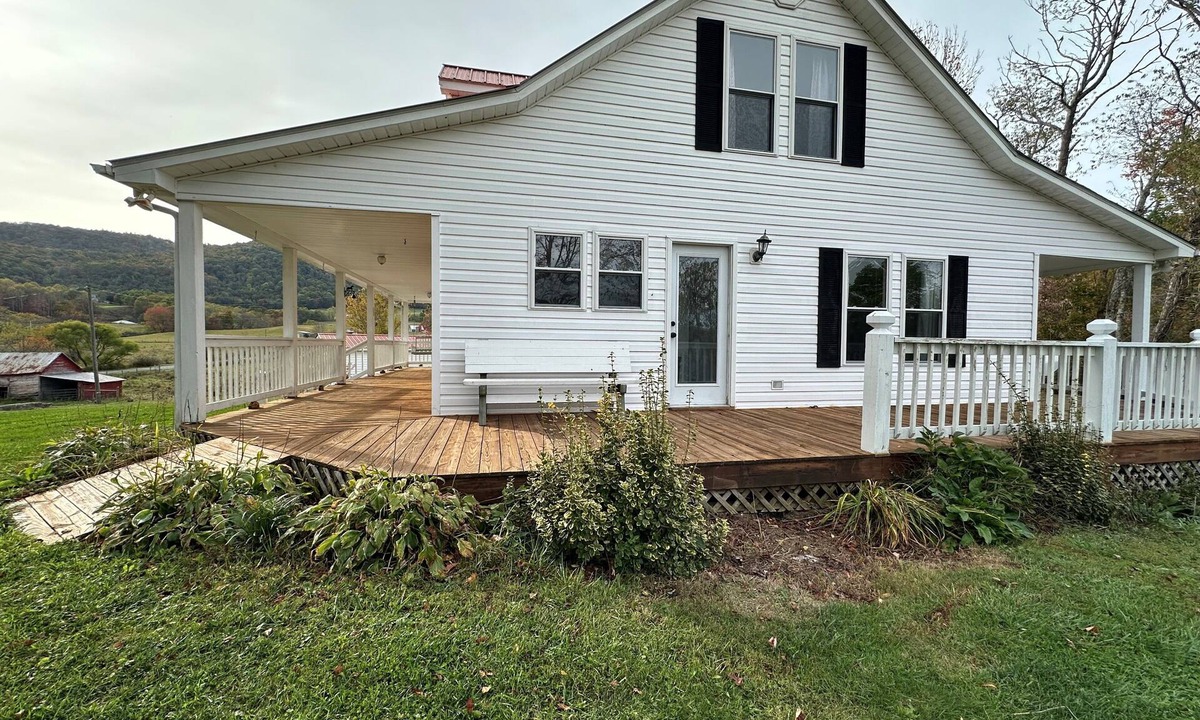Elk Creek House | RUSTIC COMERS ROCK LODGE 2 BEDROOM 2-BATH WIDE OPEN VIEWS