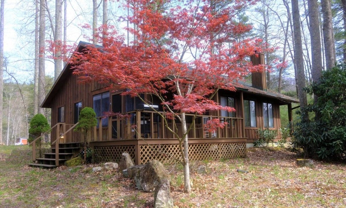Hendersonville Cabin | Rustic country cabin on mountain top - king bed, hot tub