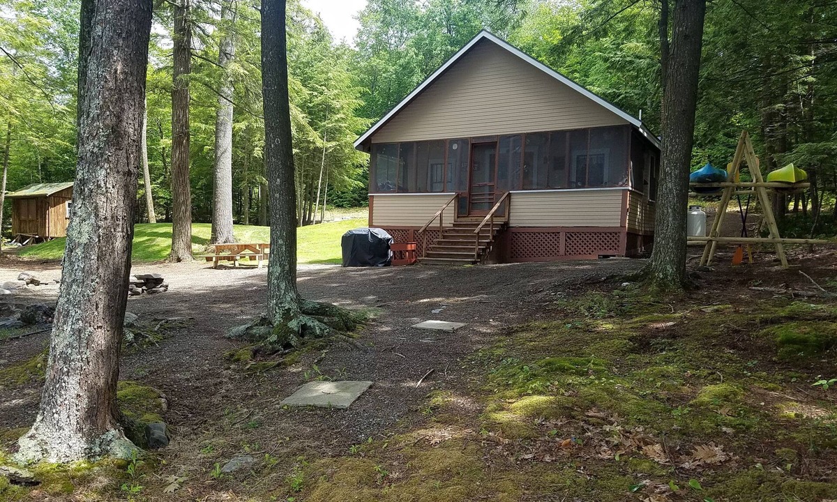 Oakland Cabin | Rustic & Cozy Cabin – Steps away from beautiful Salmon Lake