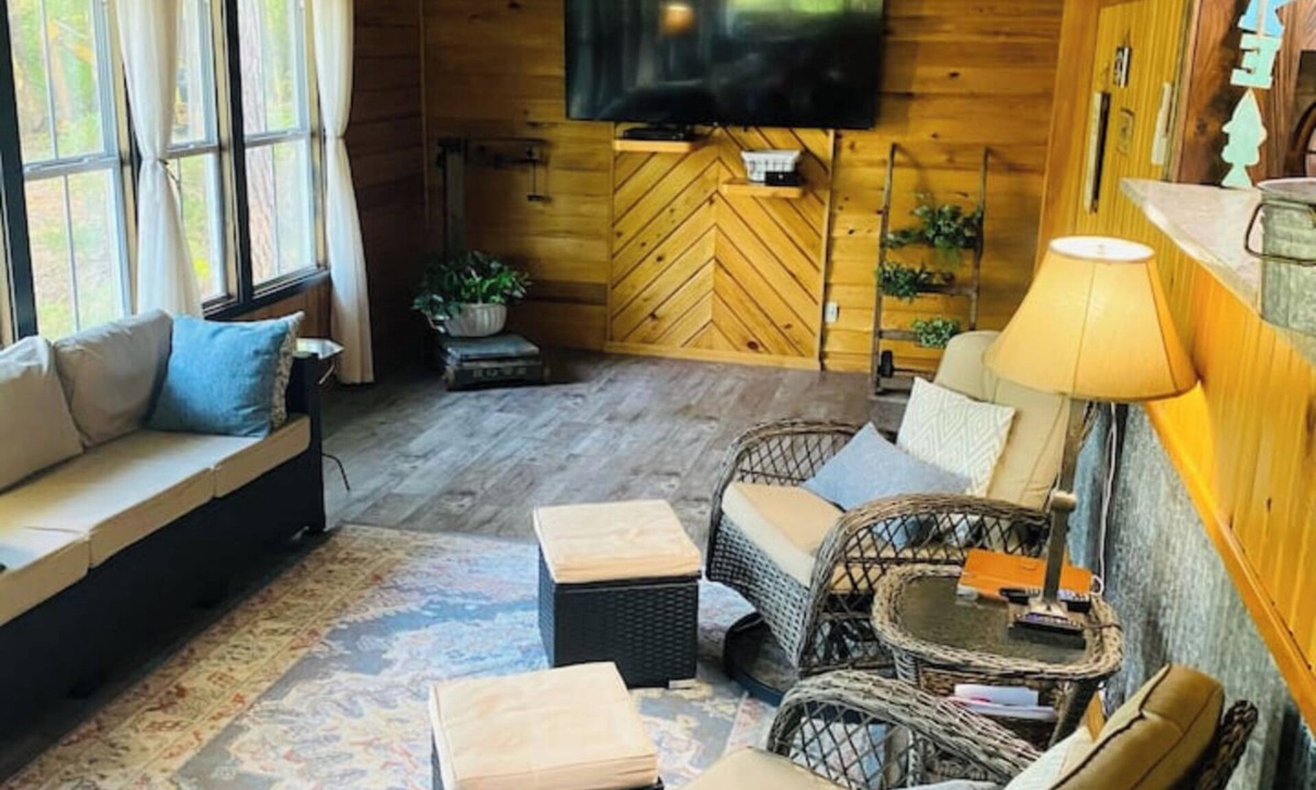 Florien Cabin | Rustic Cozy cabin with water and dock access