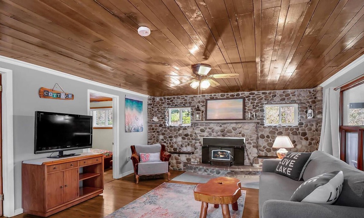 Port Franks Cottage | Rustic & Cozy Cottage - Just a 4 Min. Drive to the Beach!
