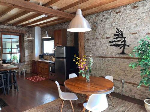 Fergus Apartment | Rustic Cozy Fireplace Getaway with Loft - Stone Mill Retreat