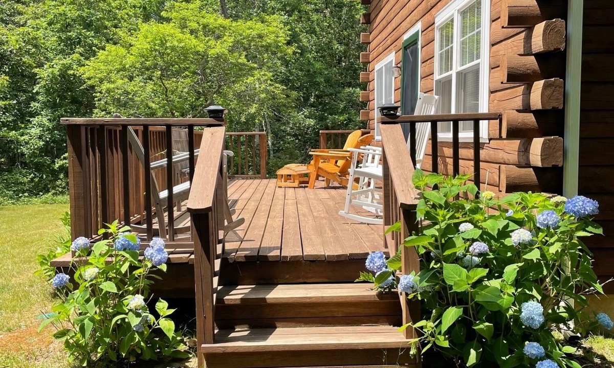 Katama Cabin | Rustic Cozy Log Cabin