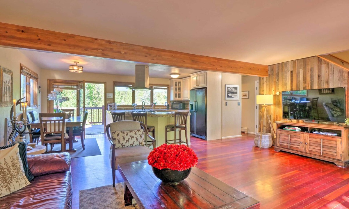 Historic District House | Rustic Elegance- 10 min walk to Main, Mountain Views & Direct Access to Trails!