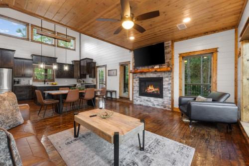 Broken Bow House | Rustic Escape Hot Tub & BBQ
