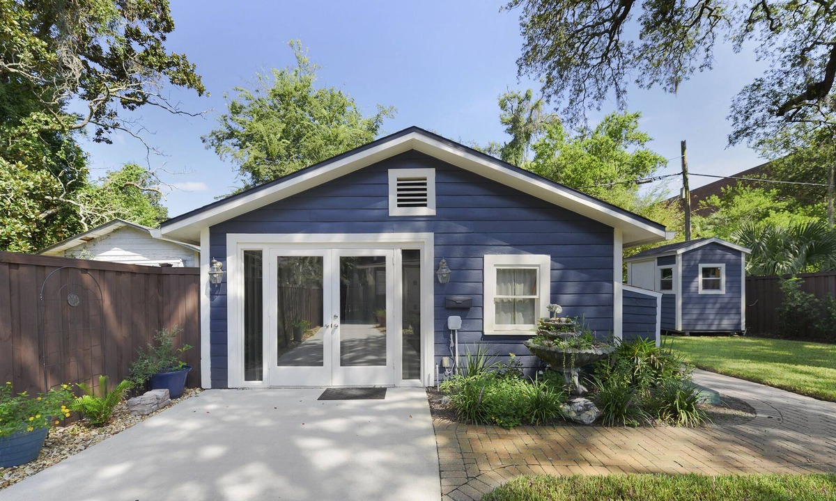 Avondale Cottage | Rustic Garden Cottage - Walkable Historic District