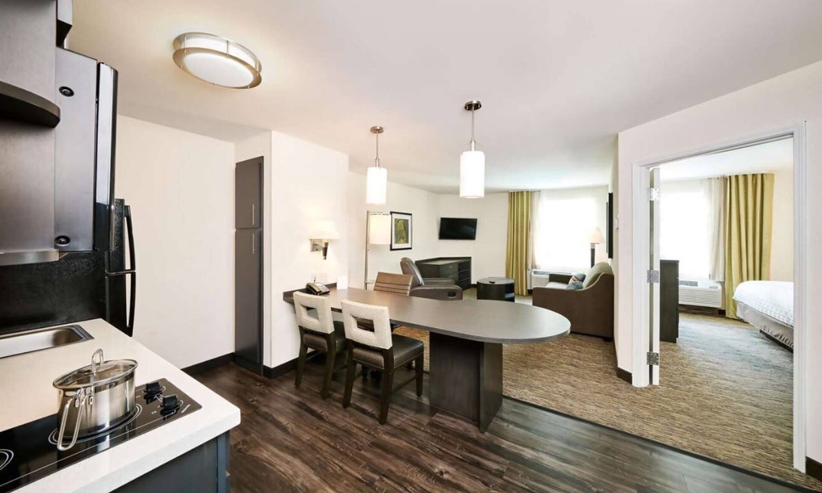 Baymeadows Hotel | Rustic Getaway in Jacksonville! 2 Spacious Units, Full Kitchen, Pets Allowed!