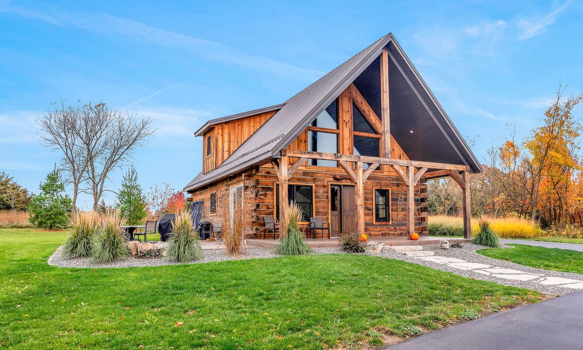 De Soto Cabin | Rustic Hideaway Sleeps 4 HOT TUB