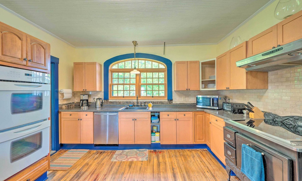 Guildhall House | Rustic & Historic Guildhall Farmhouse w/Fire Pit!