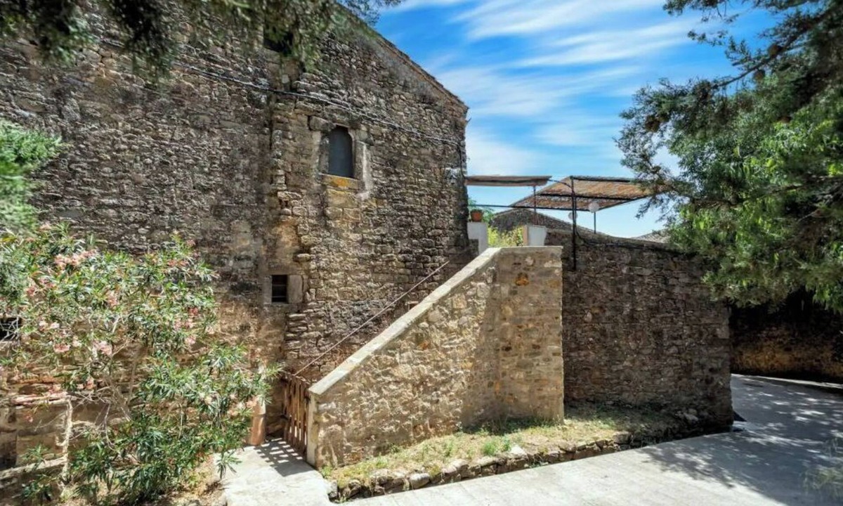 Pins House | Rustic house in a private estate in Vilopriu. Pool