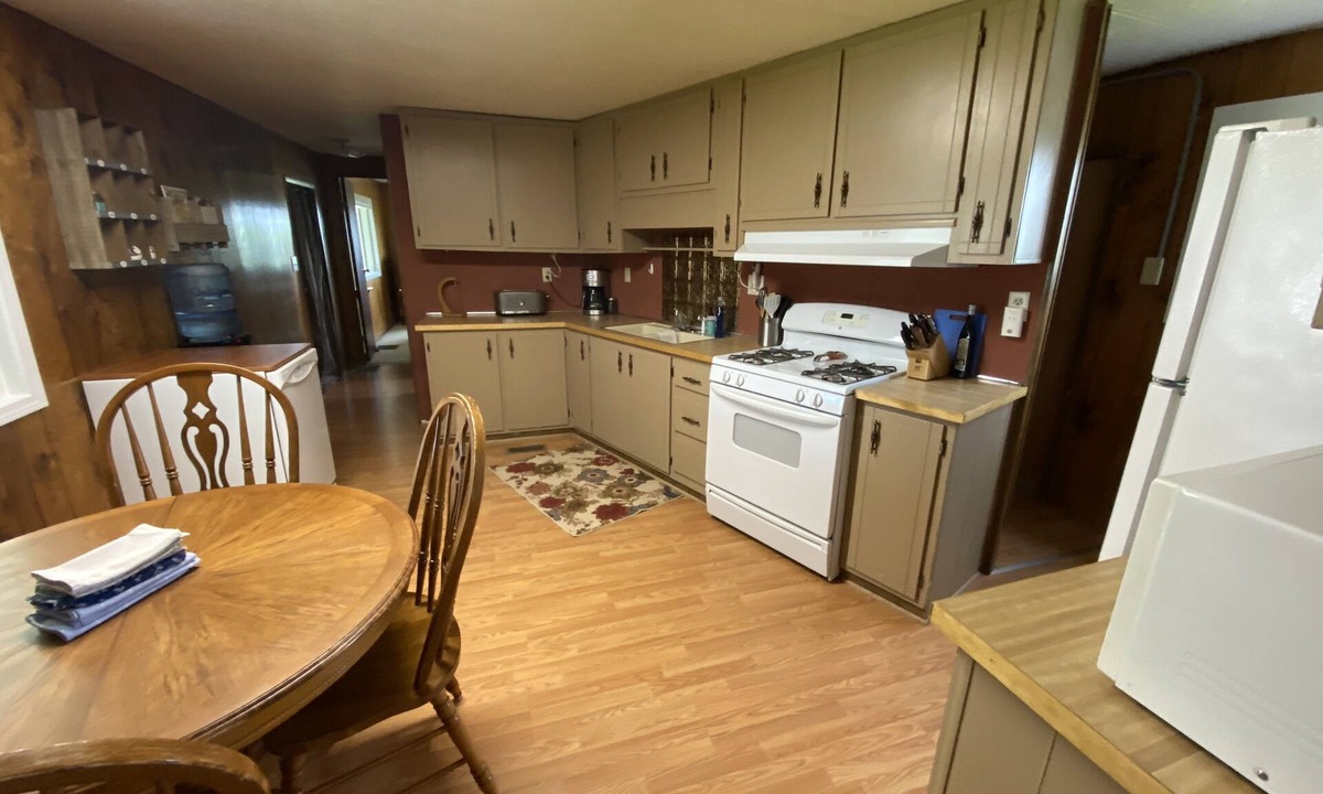 Torrington House | Rustic House with WiFi and great location