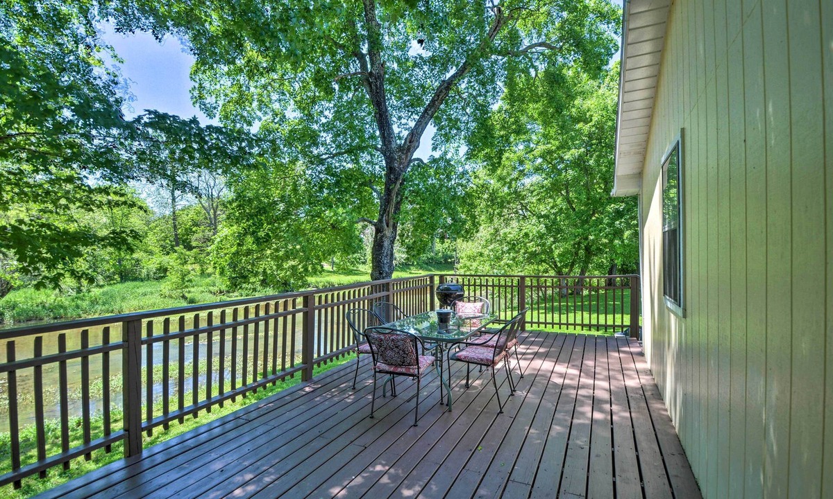 Ironton House | Rustic Ironton Home w/Deck & Fire Pit on Creek!