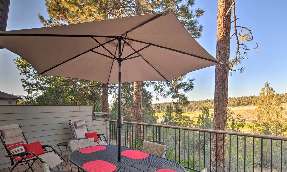 Klamath Falls House | Rustic Klamath Falls Retreat w/ Private Deck!