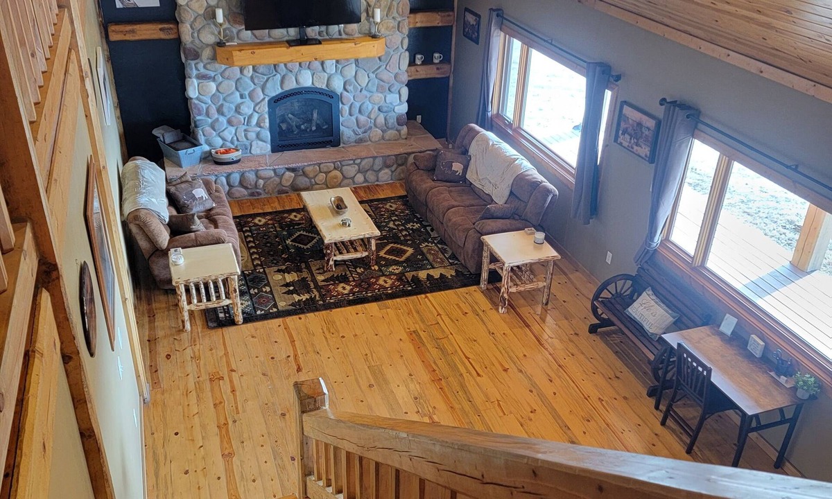 Riverton Cabin | Rustic Knotty Pine Lodge with views, Games, Coffee Bar, Loft !