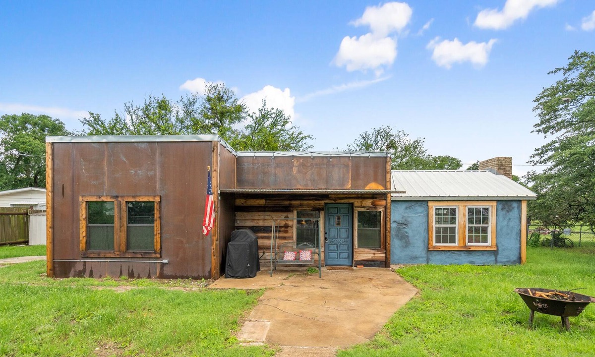Brownwood Cabin | Rustic Lake Brownwood “Boat House”
