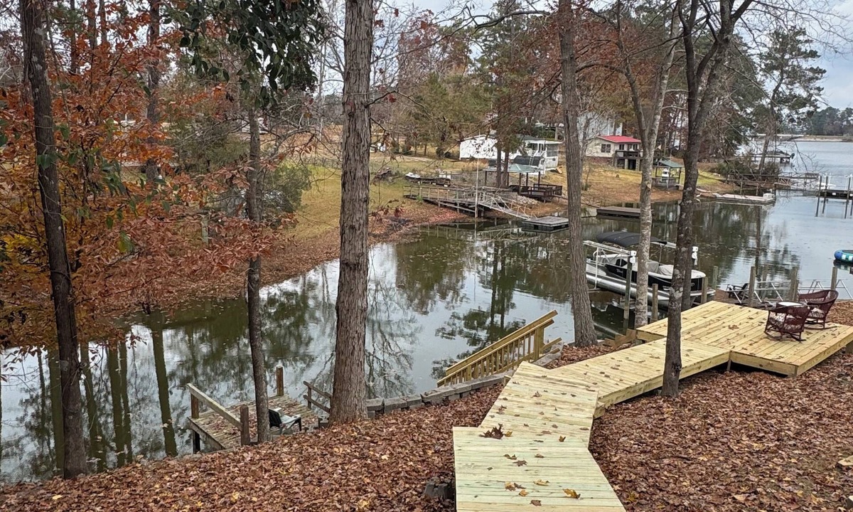 Leesville Apartment | Rustic Lakefront Retreat