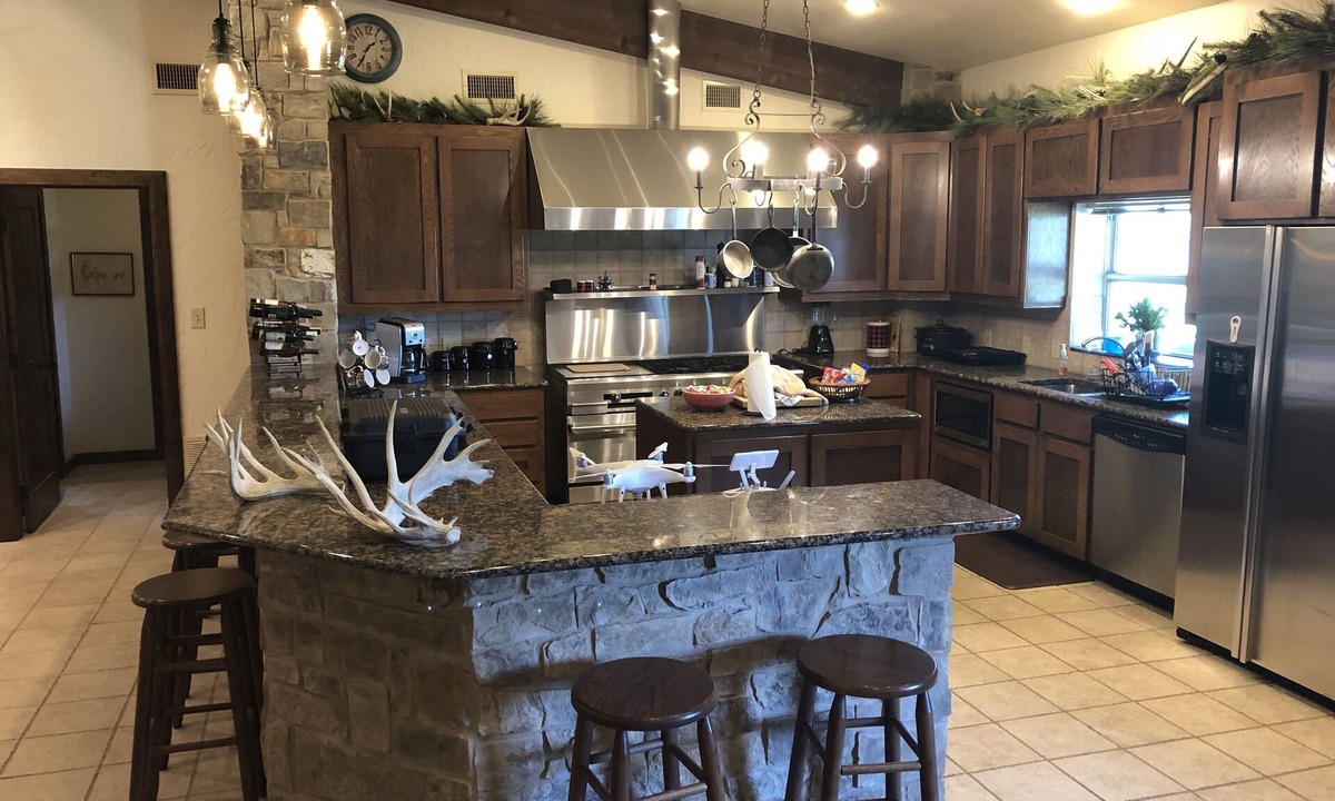 Calvert Cabin | Rustic Lodge on 100 acre ranch between College Station and Waco