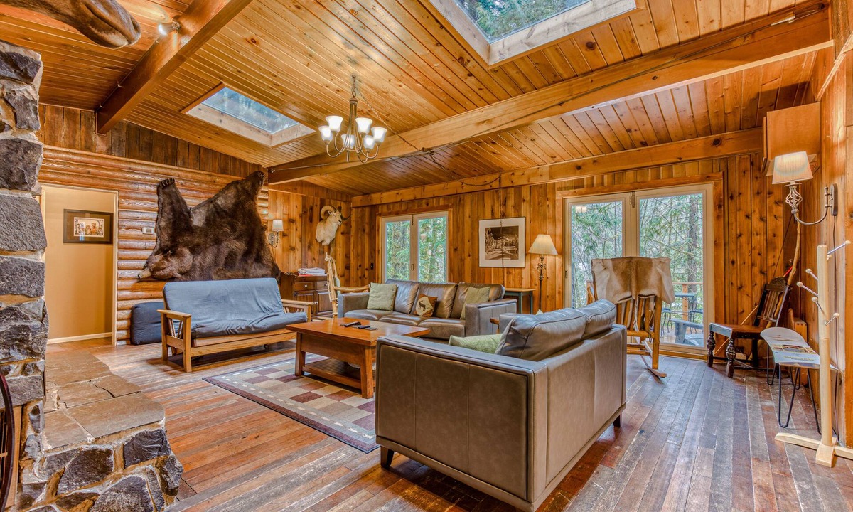 Zigzag House | Rustic lodge with private hot tub, fireplace & riverfront views - dog-friendly