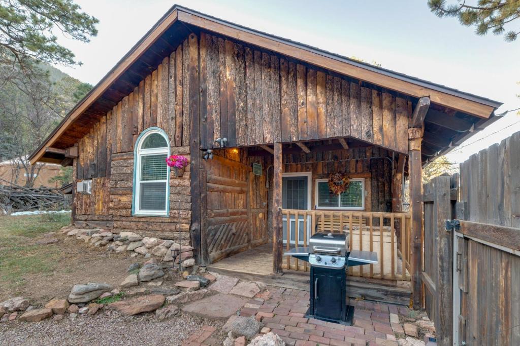 Green Mountain Falls House | Rustic Log Cabin with Studio about 5 Mi to Pikes Peak!
