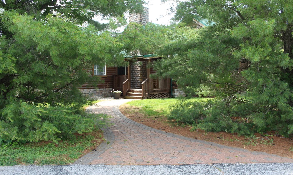 Lee's Summit Cabin | Rustic Log Cabin Escape: Minutes from Wedding Venues & KC Metro!