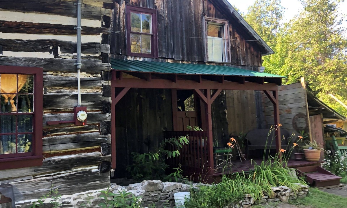 Oxford Station Cabin | Rustic Log cabin in private setting near Ottawa