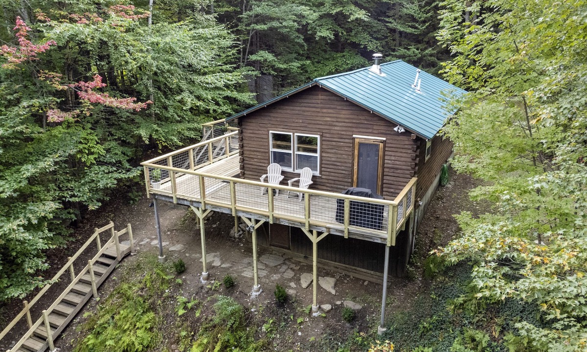 Ludlow Cabin | Rustic log cabin just minutes from Okemo Mountain!