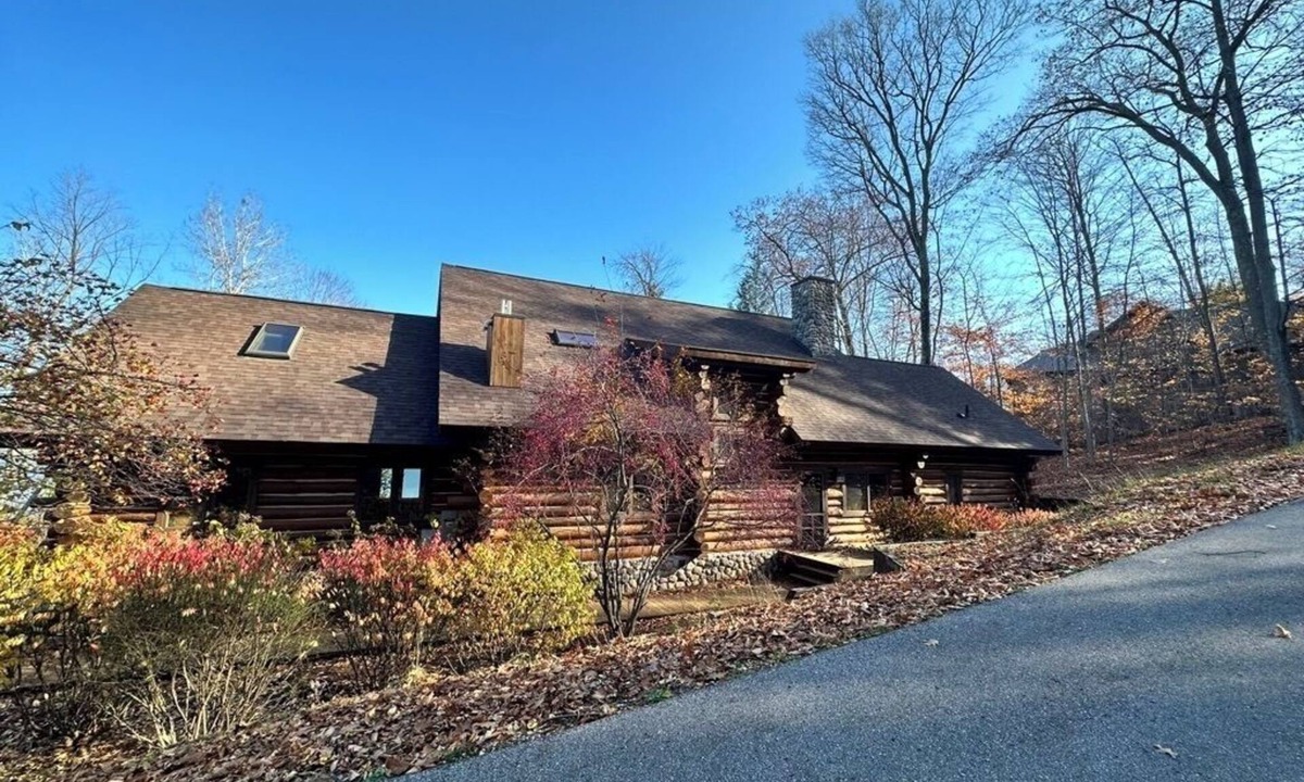 Petoskey Cabin | Rustic log cabin on Walloon Lake