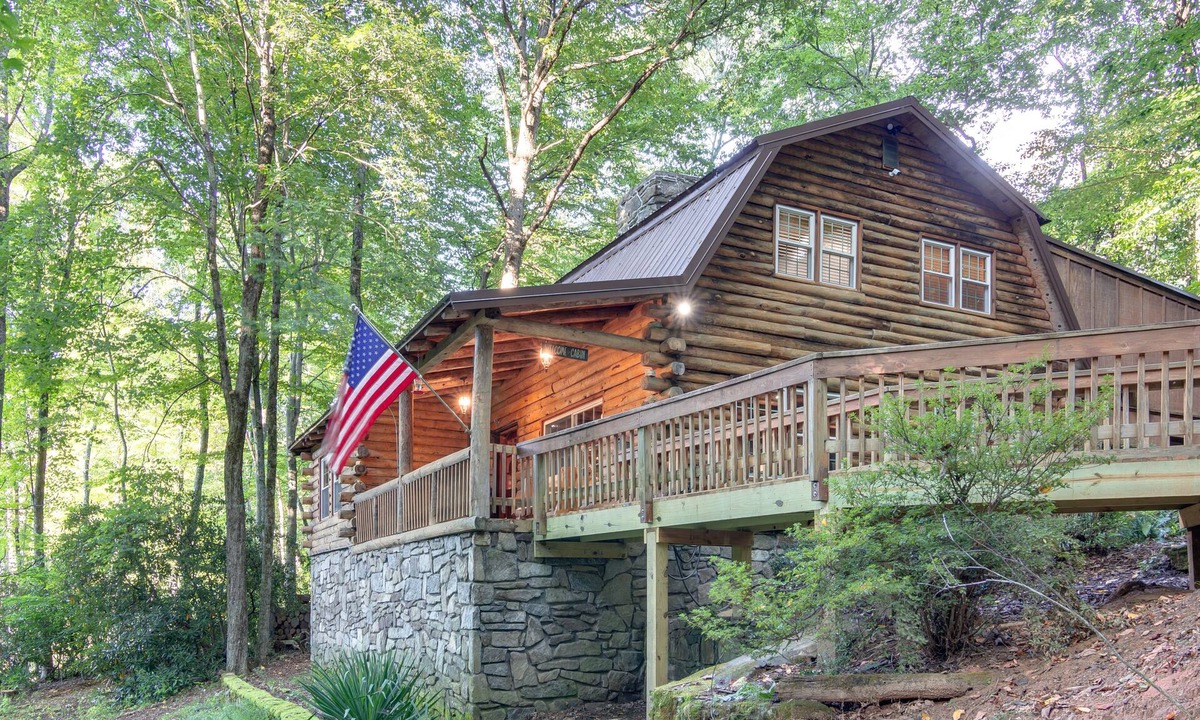 Maggie Valley Cabin | Rustic Log Cabin, 15 min to Parkway, Waterfalls; EV outlet, Fire Pit, Game Room.