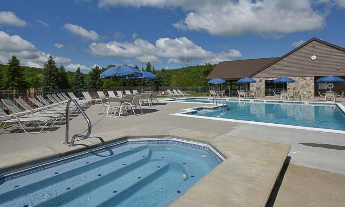 Seven Springs Condo | Rustic Luxe 4BR Condo | Fireplace, Deck + Pools